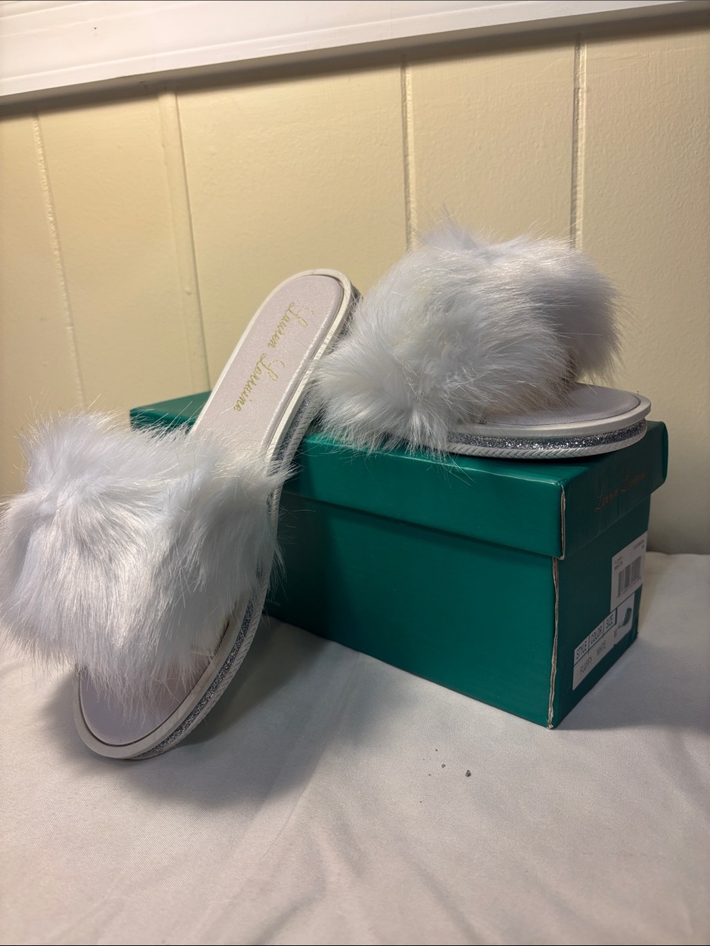 NIB Lauren Lorraine White Faux Fur Slides Glitter Trim Size 8